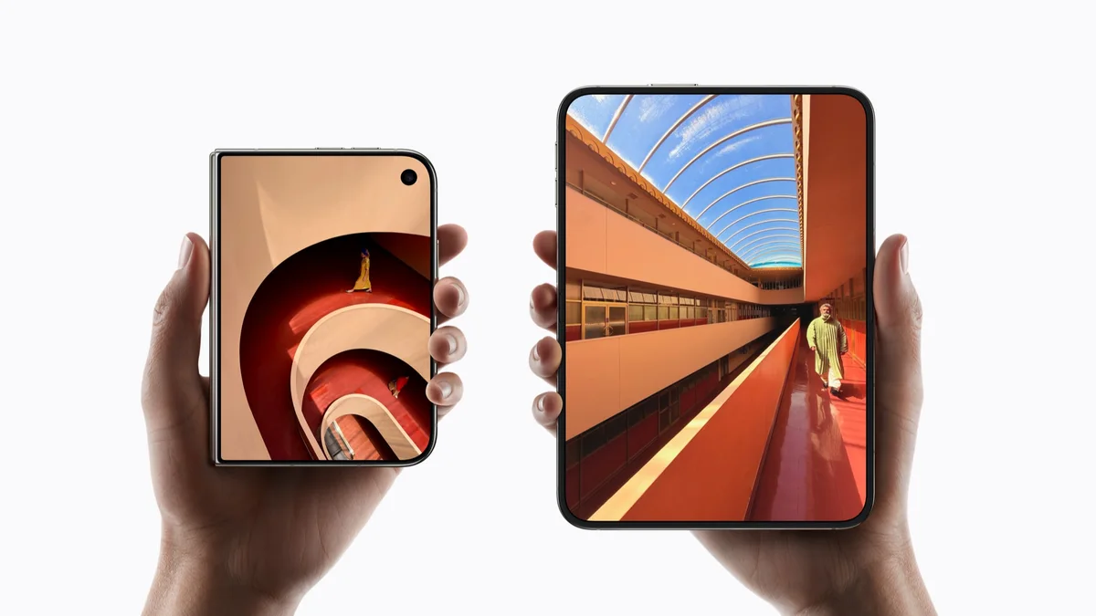 iPhone Duo في اليد مطوياً ومفتوحاً
